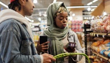 muslim couple buying groceries