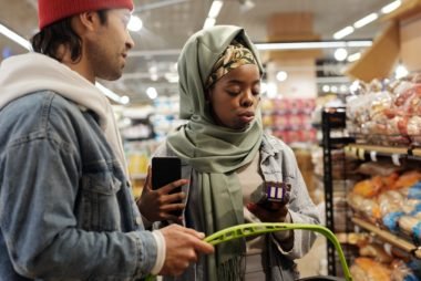 muslim couple buying groceries